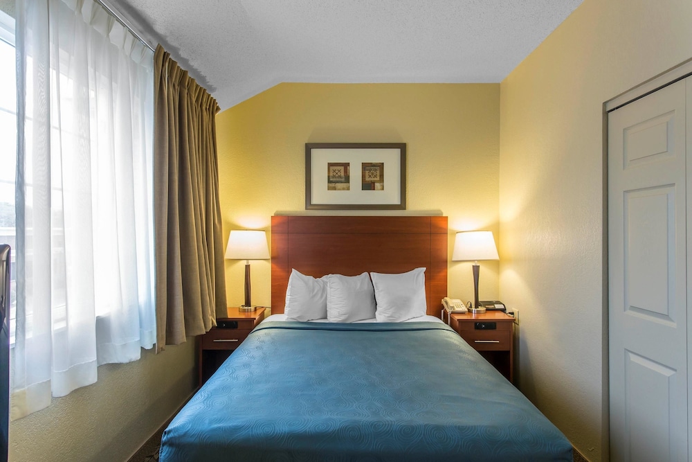 Suite, 1 Queen Bed with Sofa bed, Non Smoking - Photo 2