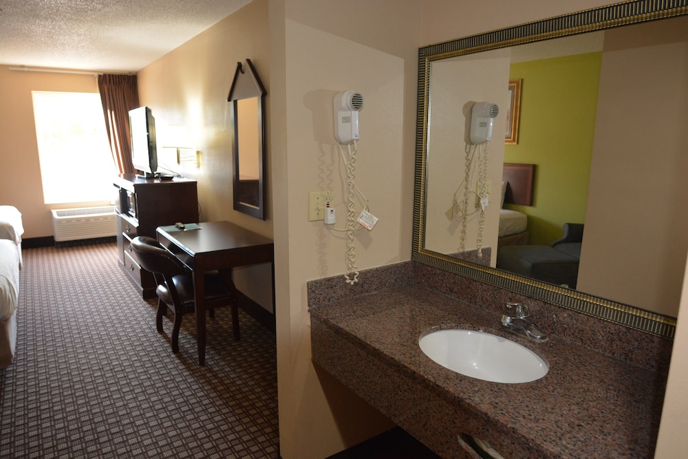 Room, 2 Queen Beds - Photo 14