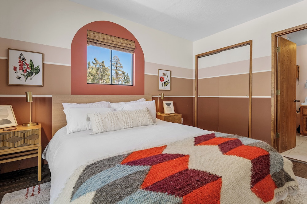 Cabin, Multiple Beds, Hot Tub, Mountain View photo 2