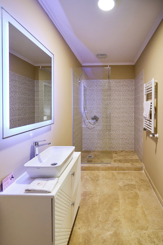 Deluxe Triple Room, City View