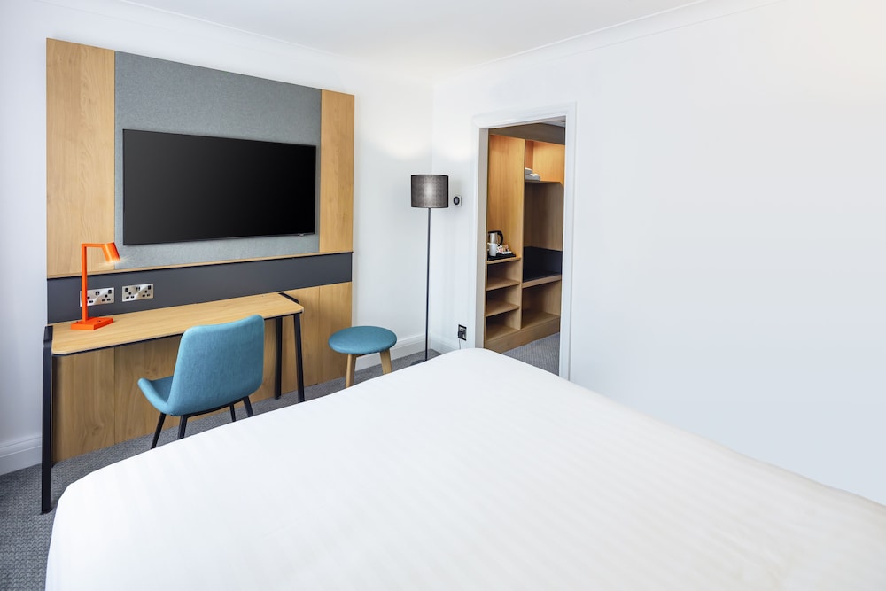 Standard Room, 1 Queen Bed with Sofa bed - Photo 6