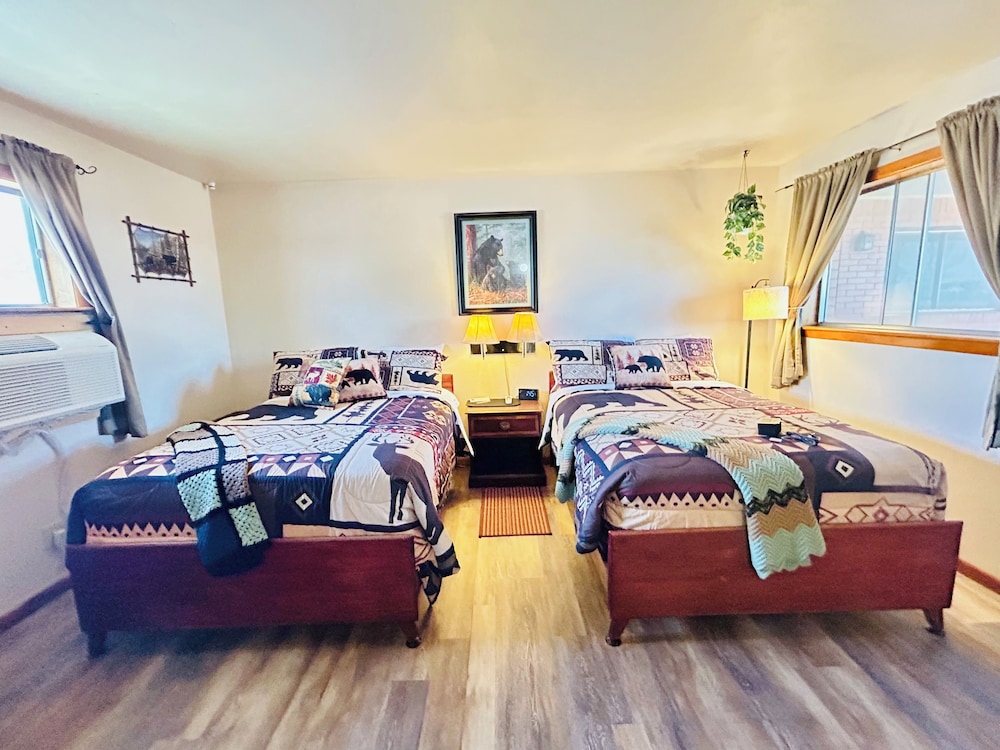 Suite #5, Deluxe Studio Suite, 2 Queen Beds, Kitchenette, Ground Floor photo 1