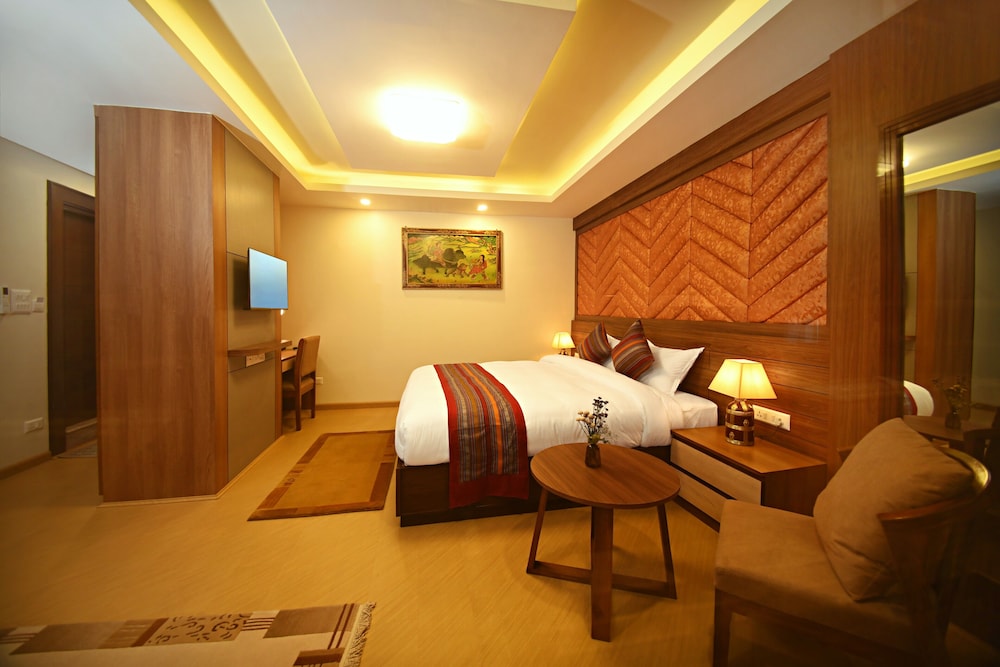 Junior Single Room, 1 King Bed, Balcony, Executive Level