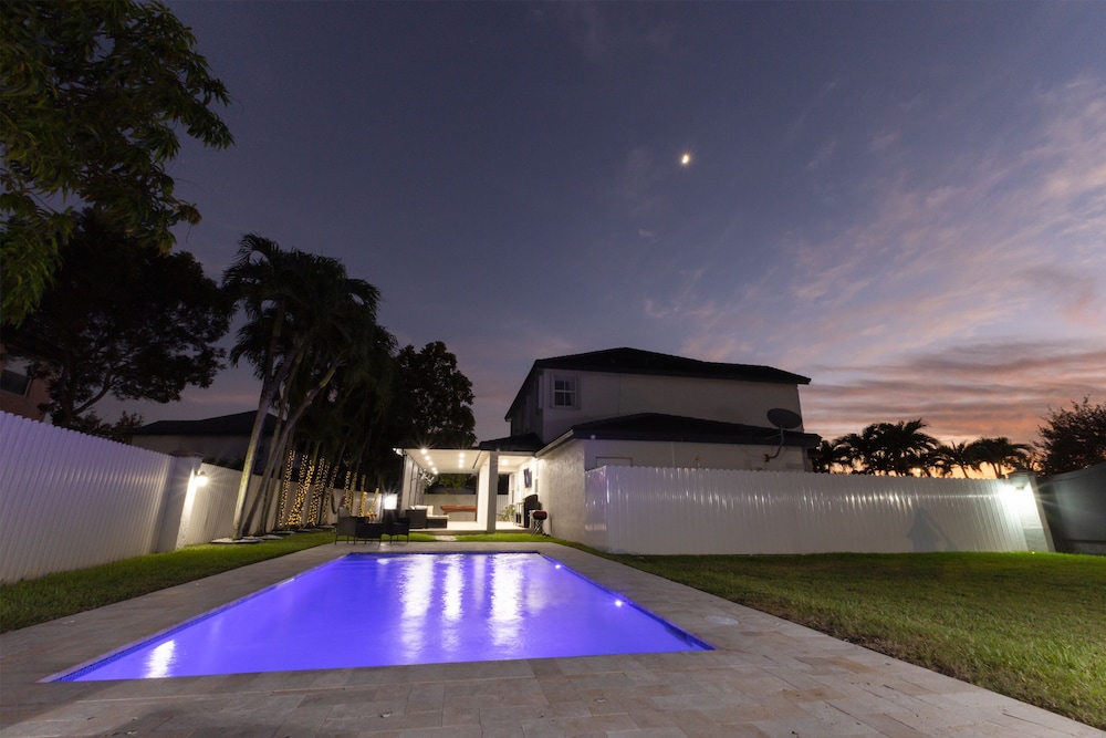 Miami Getaway Heated Pool House & Pool Table Villa, Foto 12
