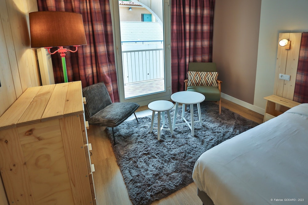 Double Room with Balcony - Photo 11