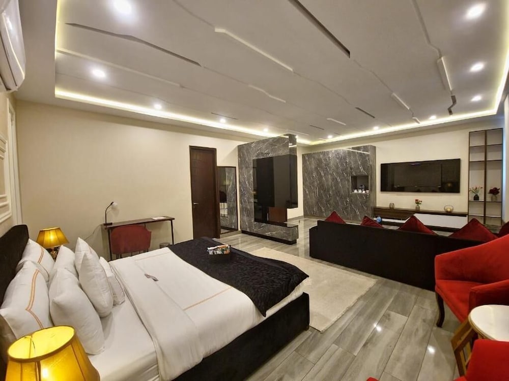 Superior Studio Suite, City View photo 2