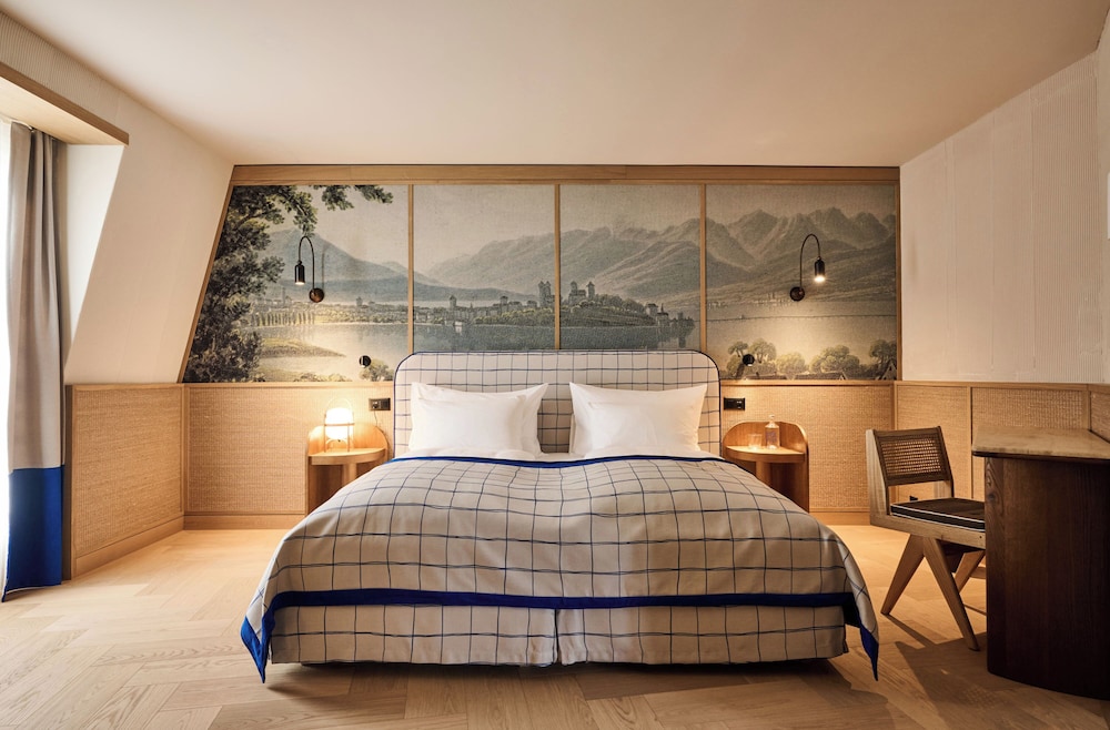 Suite - Photo 1