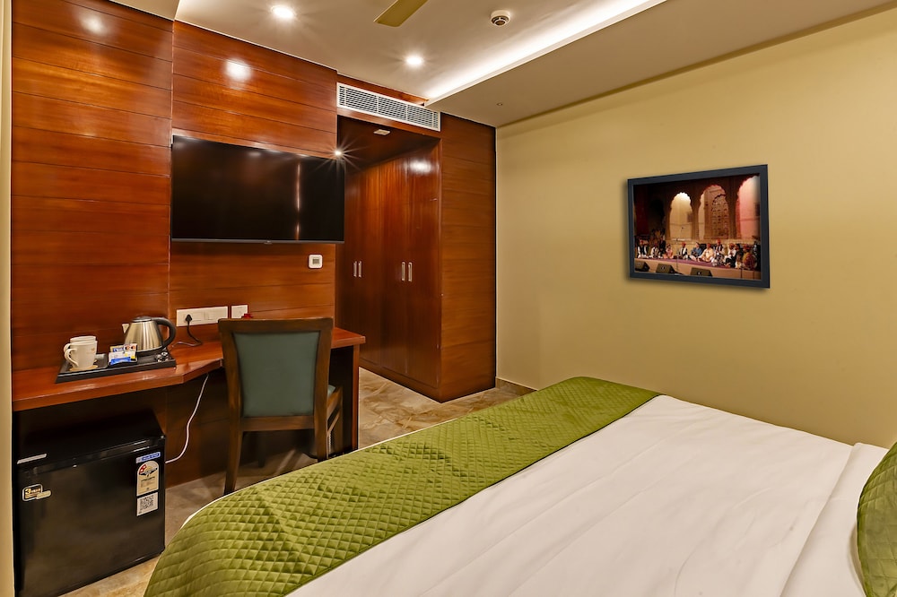 Premium Room, 1 King Bed - Photo 4