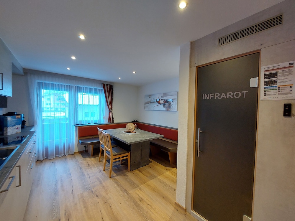 Deluxe Condo, 3 Bedrooms, Balcony, River View