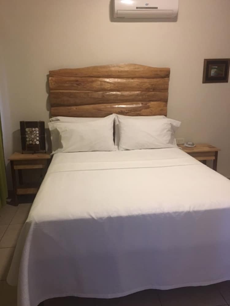 Queen Room photo 2