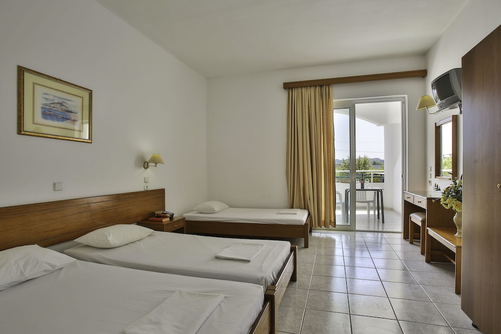 Double or Twin Standard with Pool View - Photo 3