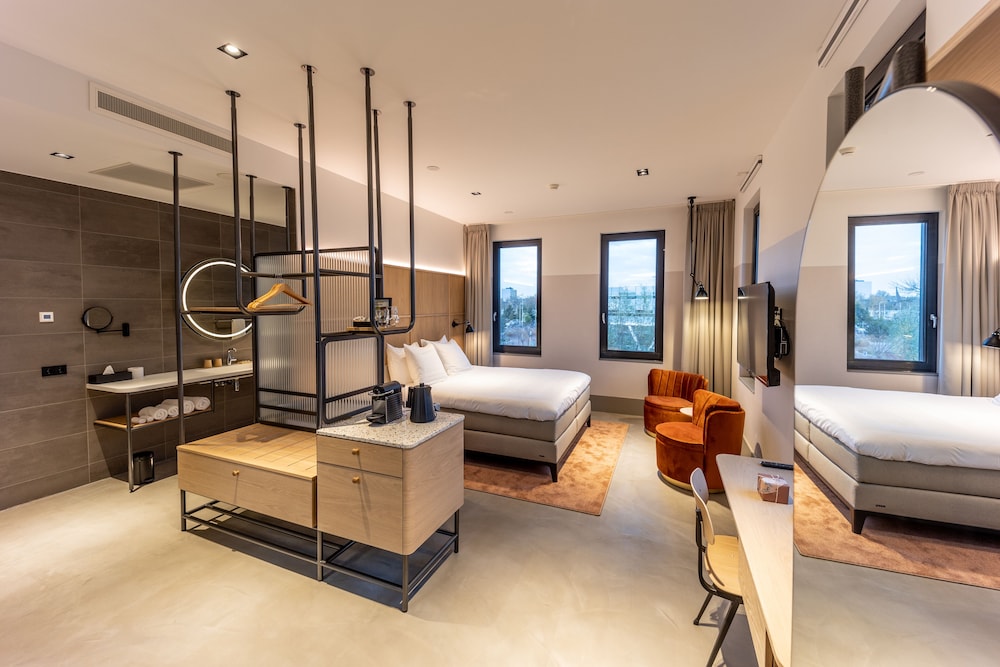 Junior Studio Suite, 1 King Bed, Private Bathroom