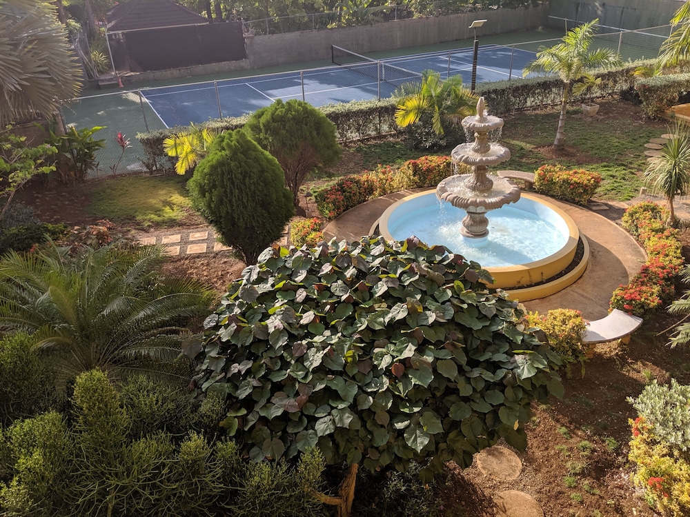 Luxury Suite, 1 King Bed, Partial Sea View, Courtyard Area photo 3