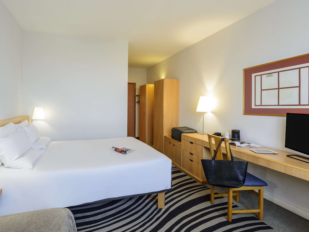 Standard Room, 1 Queen Bed with Sofa bed - Photo 4