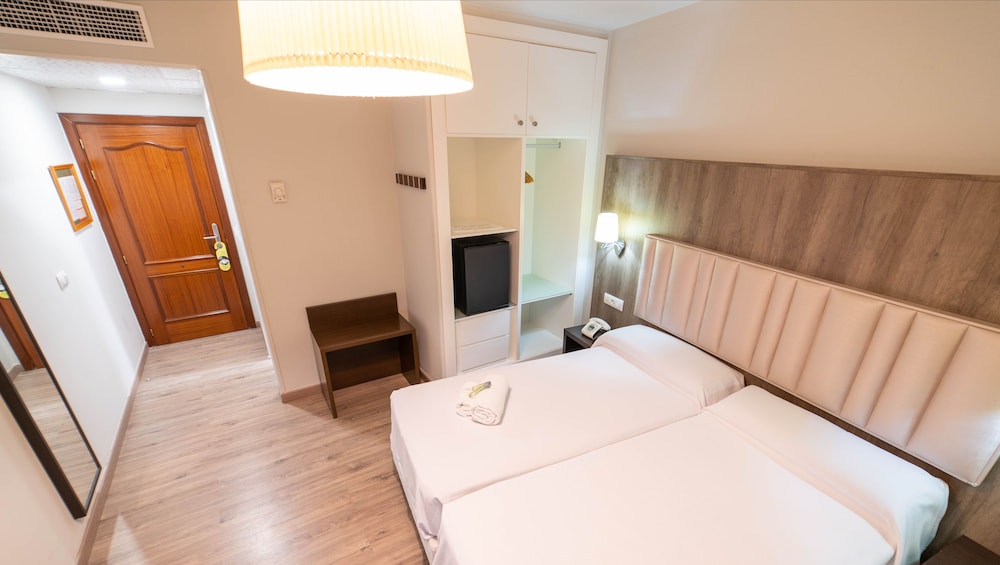 Standard Twin Room - Photo 5