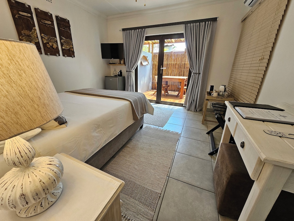 Romantic Queen Room with Private Patio, 1 Bedroom, photo 2