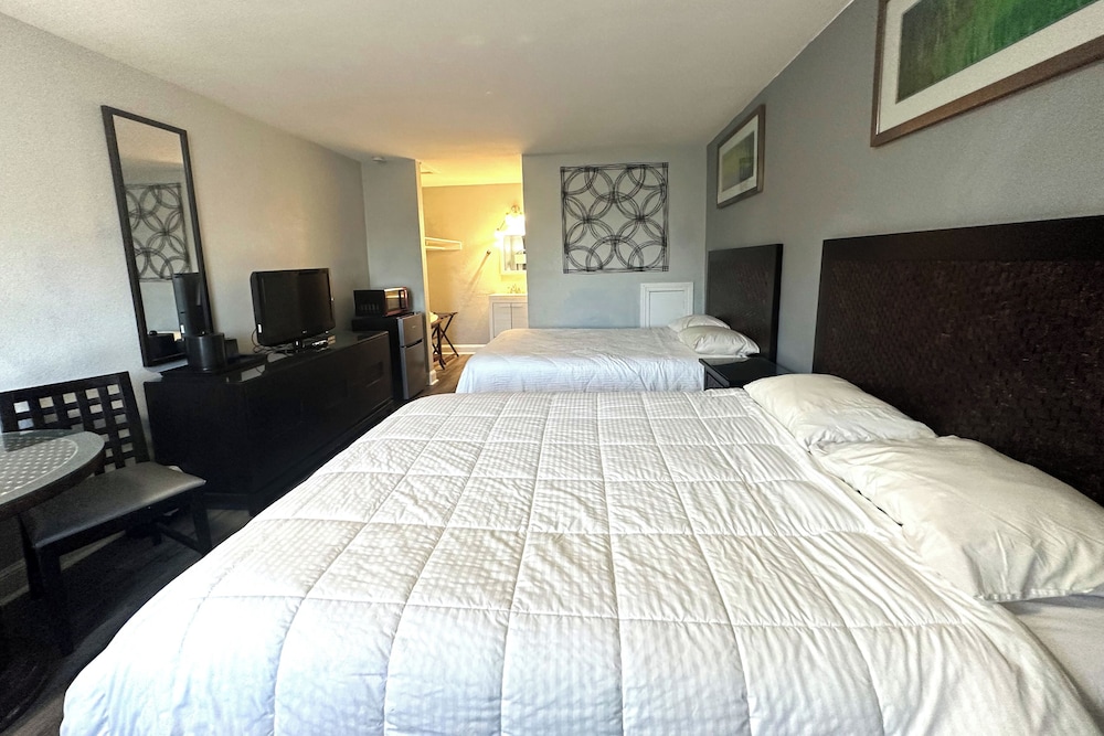 Room, 2 Double Beds, Non Smoking - Photo 3