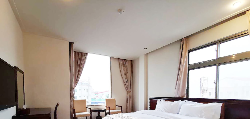 Economy Suite, 1 Queen Bed, Non Smoking photo 2