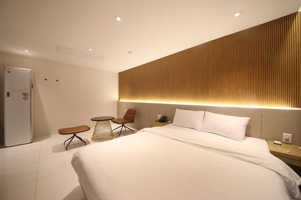 Business Studio Suite, 1 Queen Bed, Non Smoking, City View photo 1
