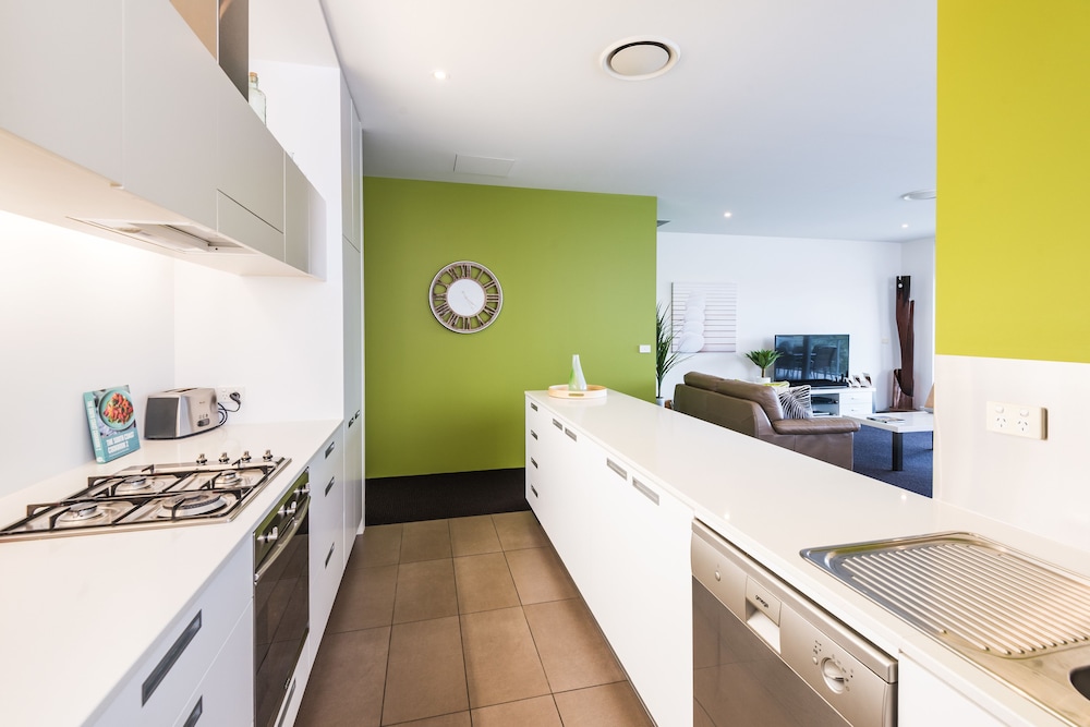 Three Bedroom Sub-Penthouse - Photo 11