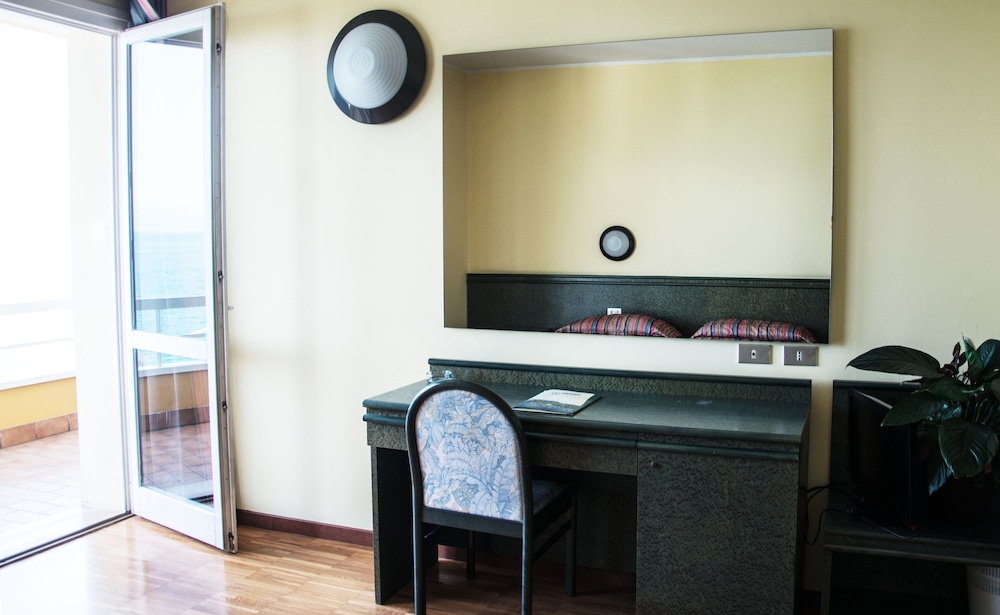 Standard Double or Twin Room (2 pax) - Photo 10