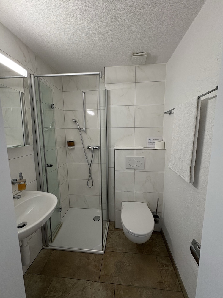 Basic Single Room, Balcony, City View photo 3