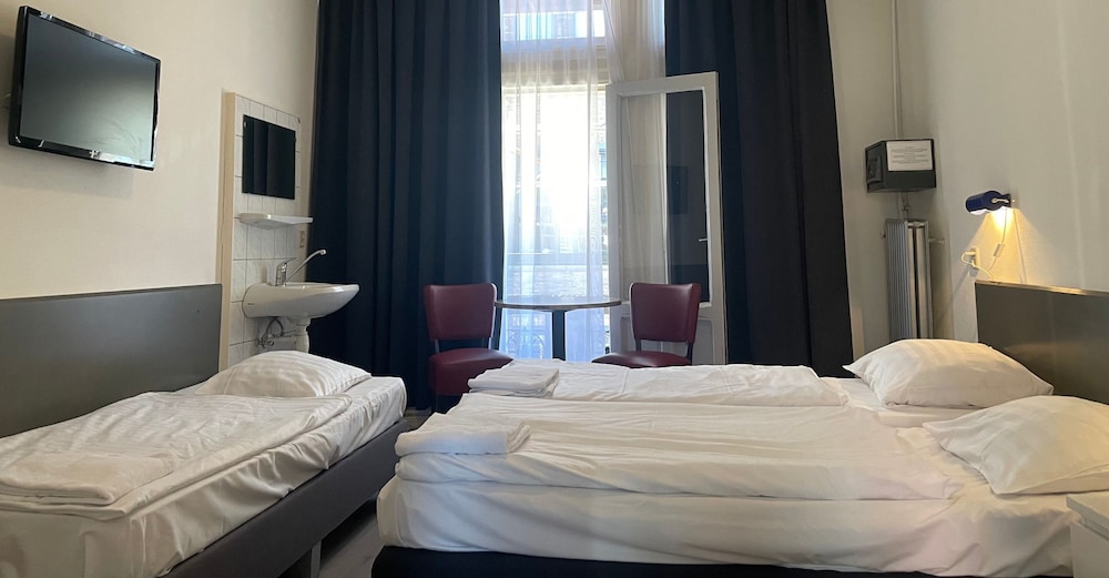 Deluxe Triple Room, 3 Twin Beds, Private Bathroom, City View photo 1
