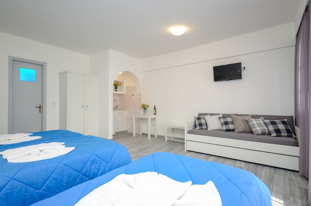 SUPERIOR QUADRUPLE STUDIO WITH 1 SOFA BED PLUS photo 2