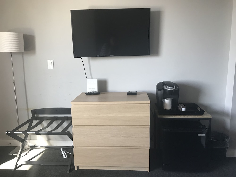 Premium Room, 1 King Bed, Lake View photo 2