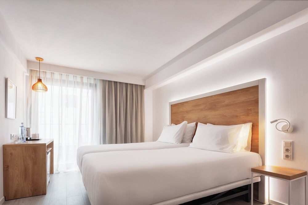 Deluxe Double Room (1 Pax) - Photo 1
