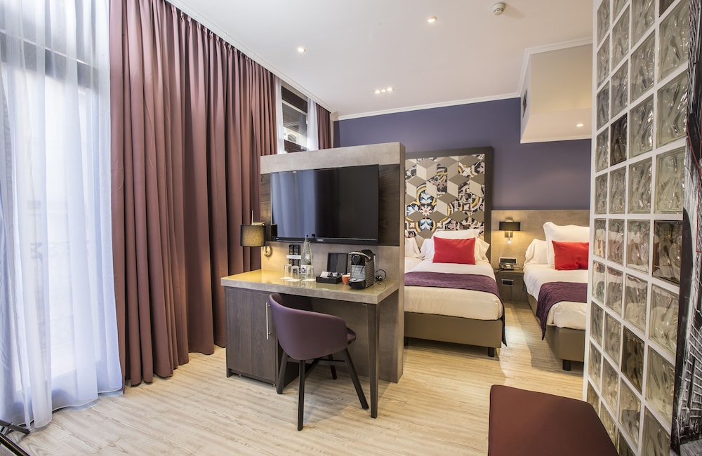 Deluxe Room thumbnail 6