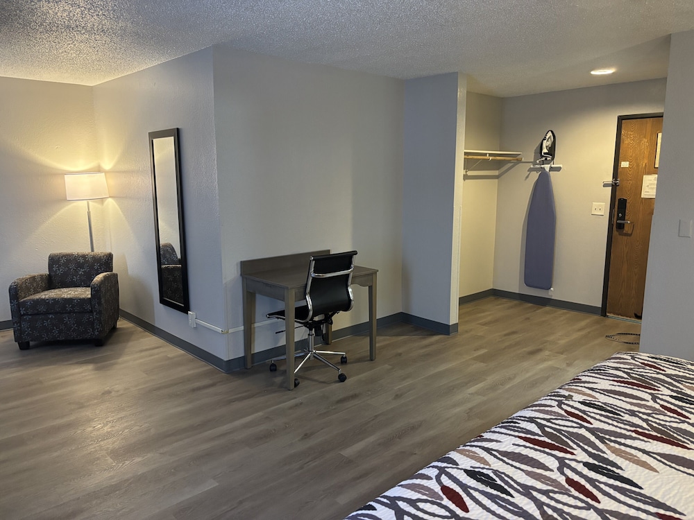 Suite, 1 King Bed, Non Smoking - Photo 4