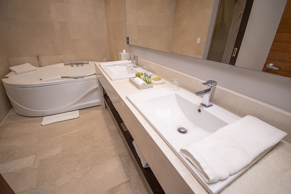 Suite, 1 King Bed, Executive Level - Photo 6