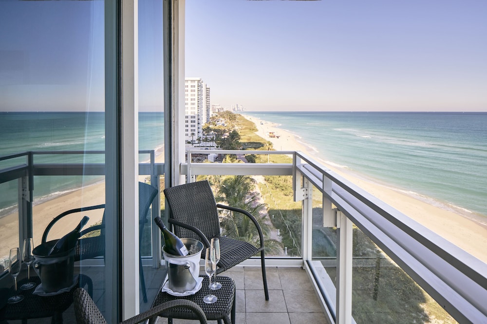 Luxury Apartment, 1 Bedroom, Balcony, Oceanfront (Corner, 2 Queen Beds) photo 3
