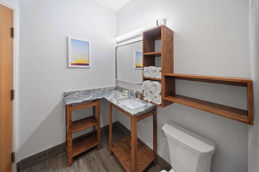Deluxe Suite, 1 King Bed, Accessible, Non Smoking (Mobility/Hearing, Tub w/ Grab Bars) photo 2
