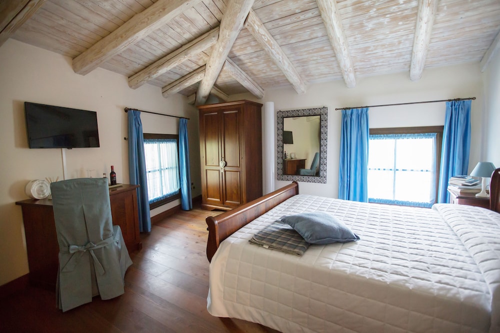Junior Suite, 1 Queen Bed With Sofa Bed, Non Smoking, Garden View