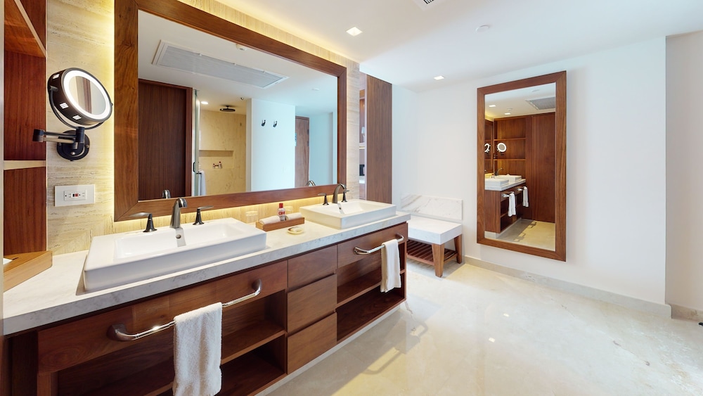 Superior Junior Suite, Ocean View, Two Double Beds thumbnail 6
