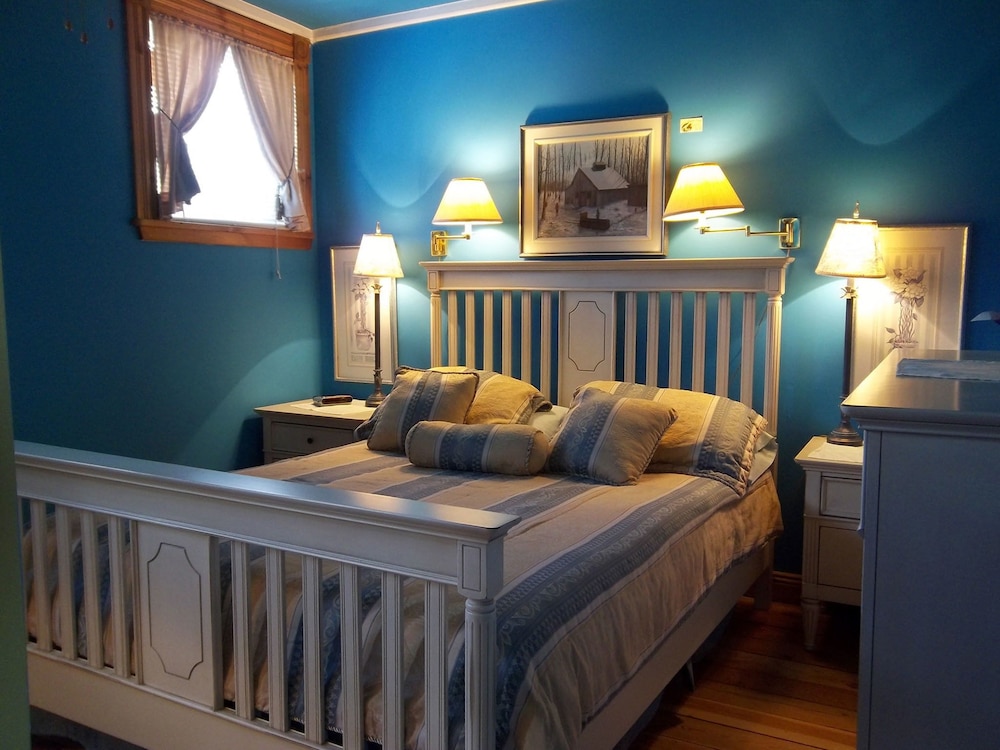 Room, 1 Queen Bed, Private Bathroom (Seduisante) photo 1