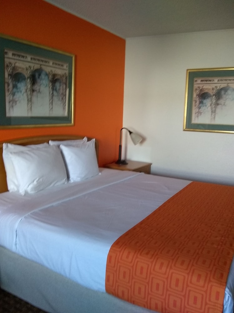 Standard Room, 1 King Bed, Smoking photo 2