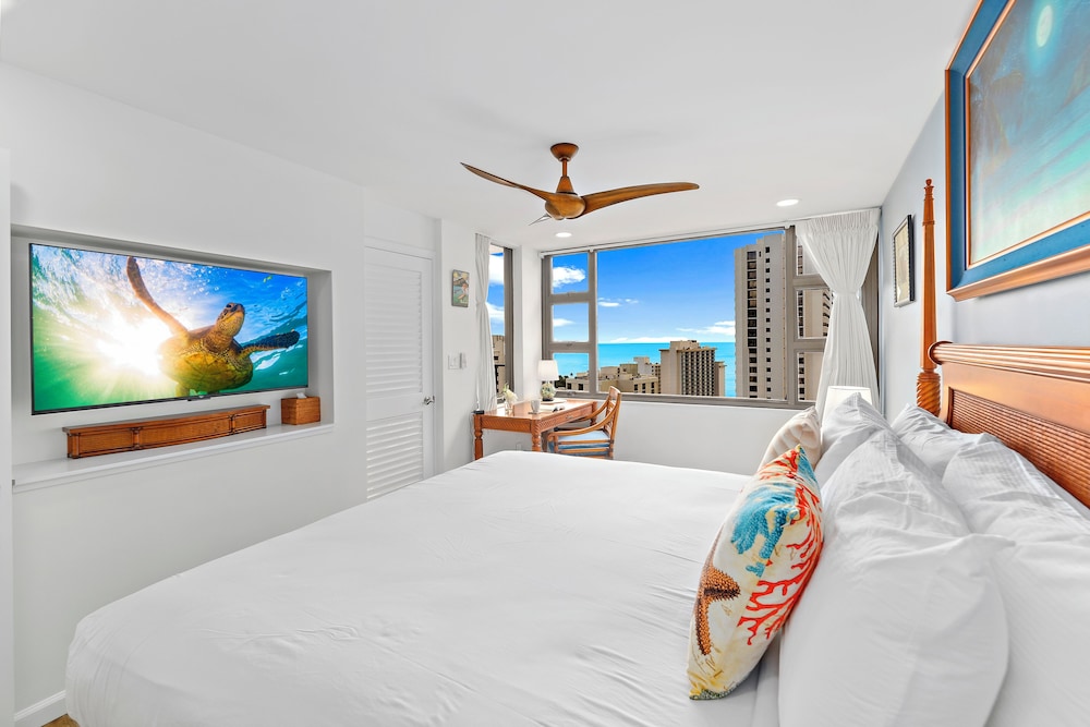 High Floor Ocean View Condo (King Bed and Parking): Condo, 1 Bedroom, Ocean View (0126) photo