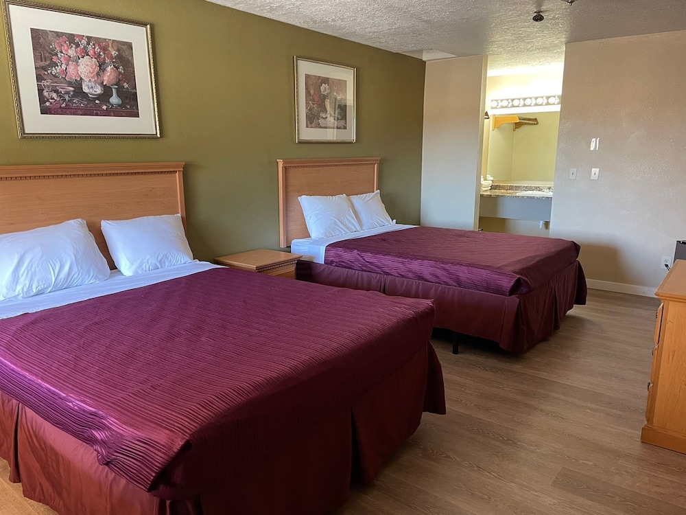 Standard Room, 2 Queen Beds, Refrigerator & Microwave photo 2