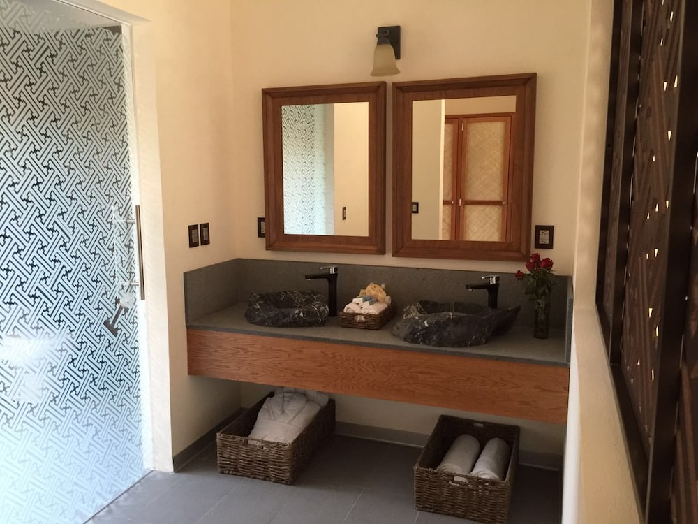 Standard Room, 2 Queen Beds photo 2