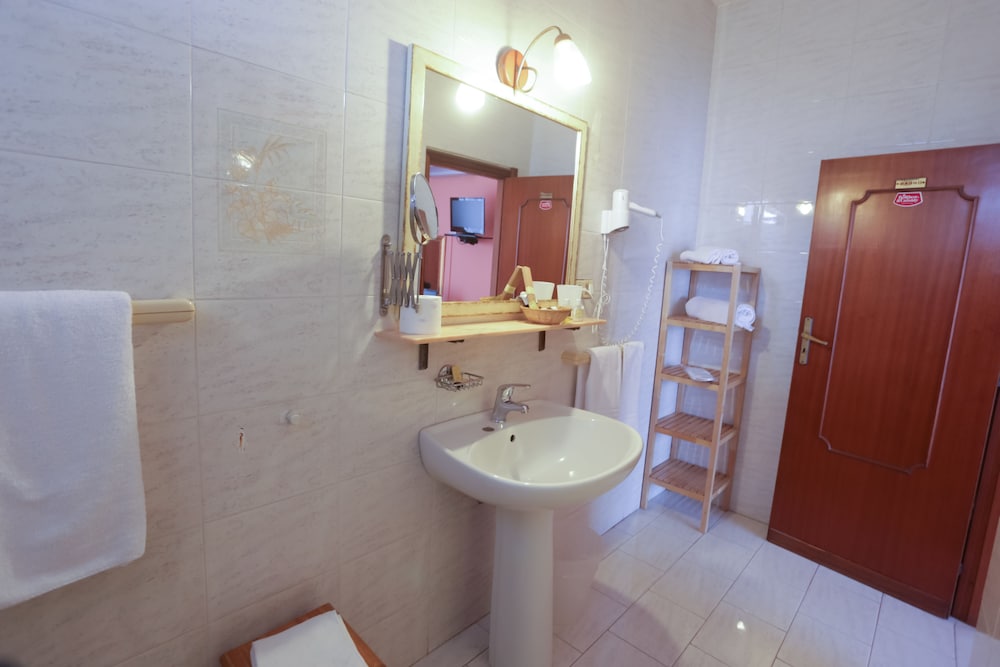 Standard Double or Twin Room photo 3