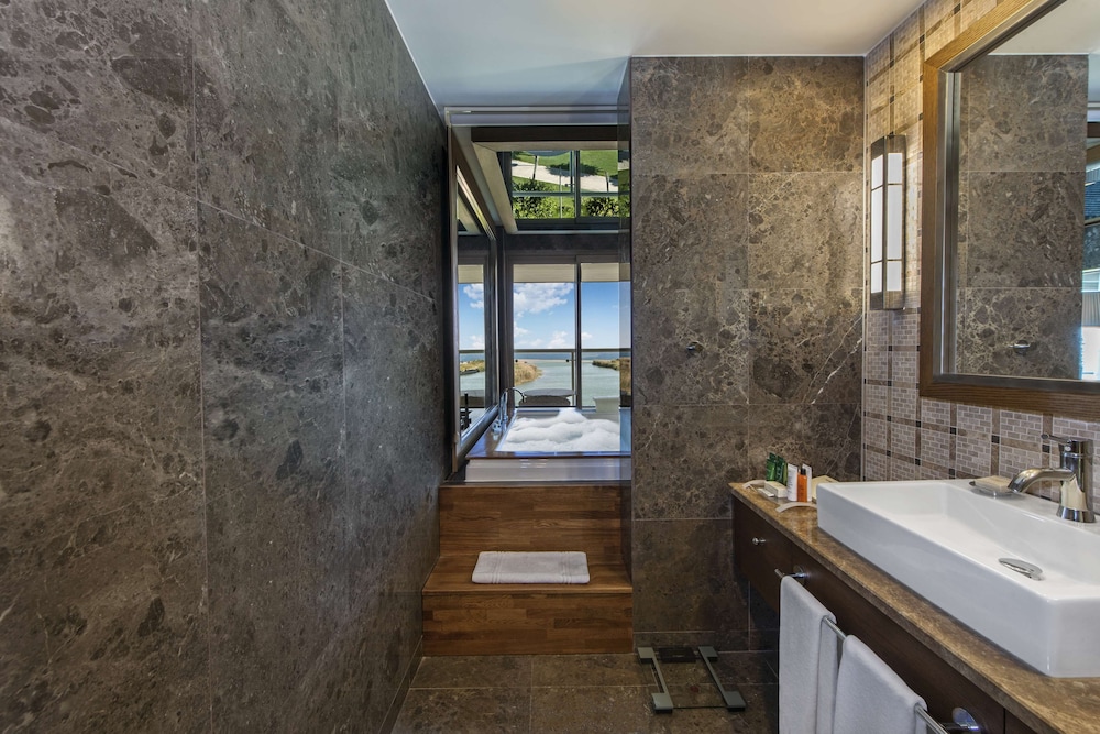 KING CORNER SUITE SWIM-UP WITH SEA VIEW thumbnail 5