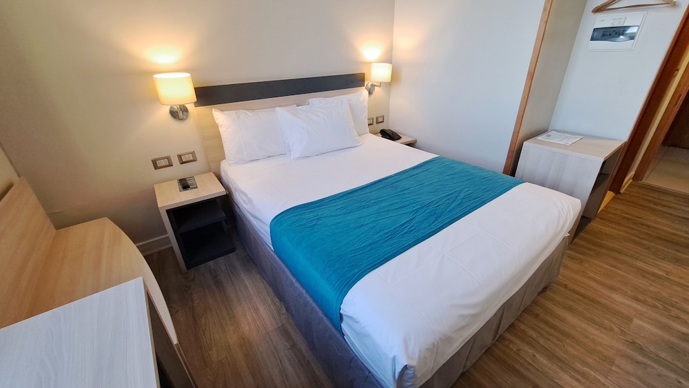 Standard Room, 1 Queen Bed, Private Bathroom photo 2