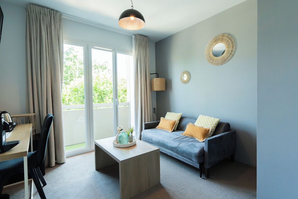 Exclusive Room, 1 Queen Bed, Non Smoking (Twin Bed On Request;With Sofabed) photo 2
