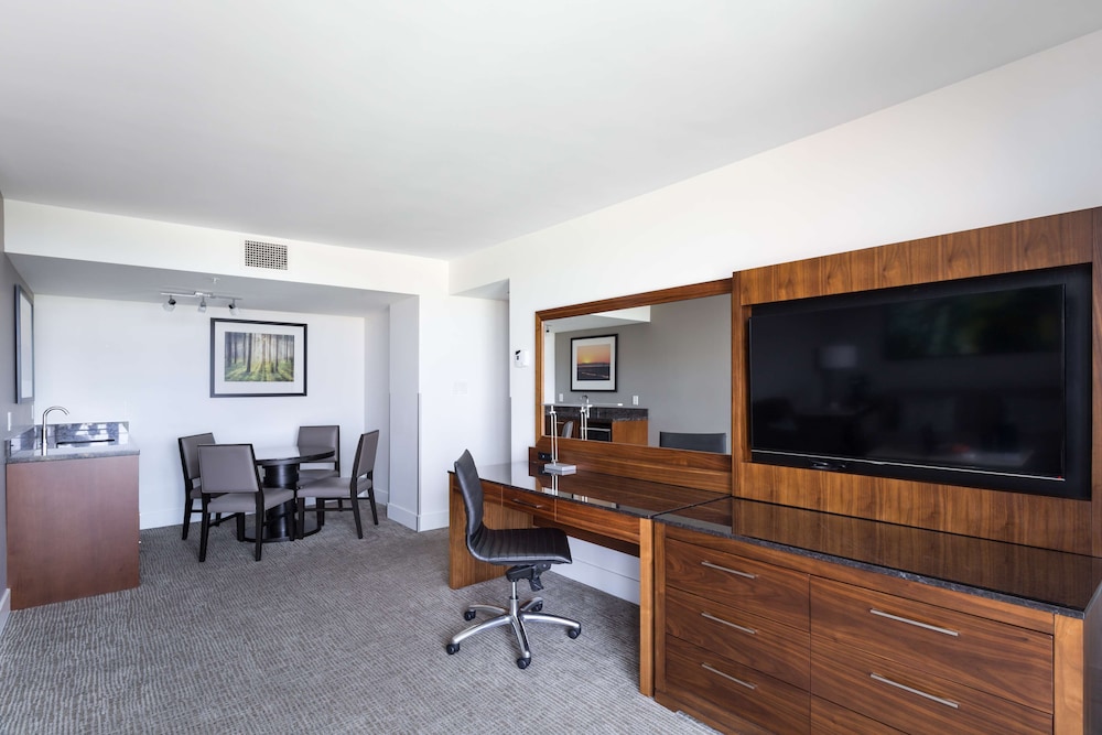 King, Family Suite, 1 King Bed, Non Smoking photo 3