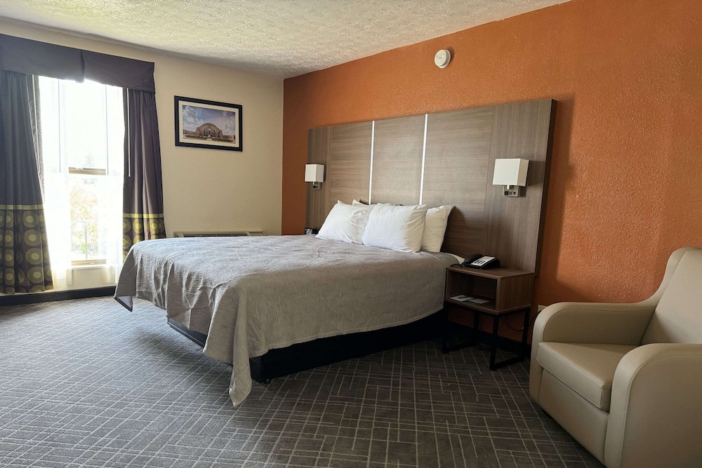 Standard Room, 1 King Bed, Non Smoking - Photo 6