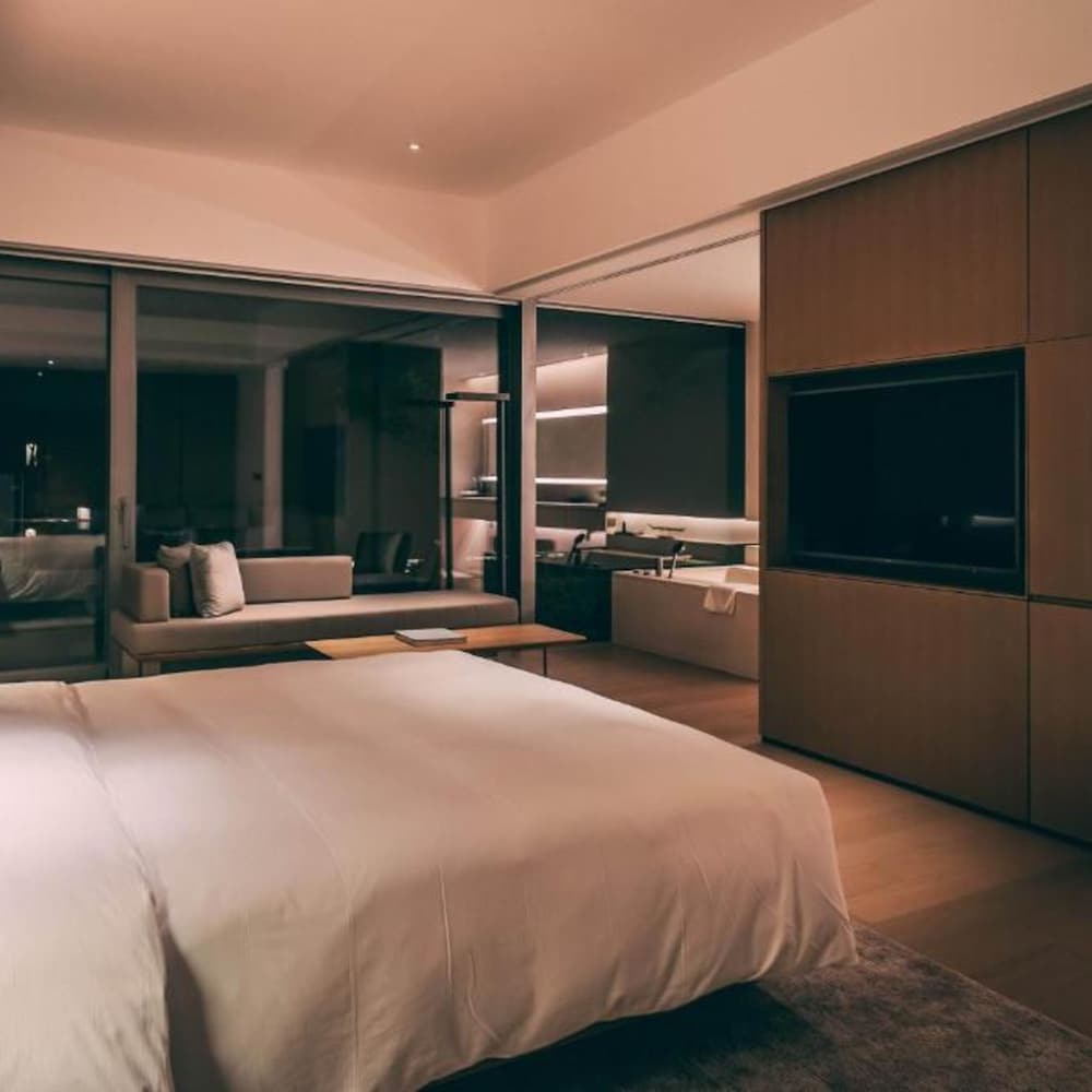 1 King Bed Garden View