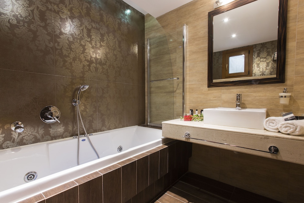 Deluxe Double Room, Partial Sea View - Photo 5